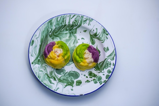 Talrzyk z kolorowym daniem