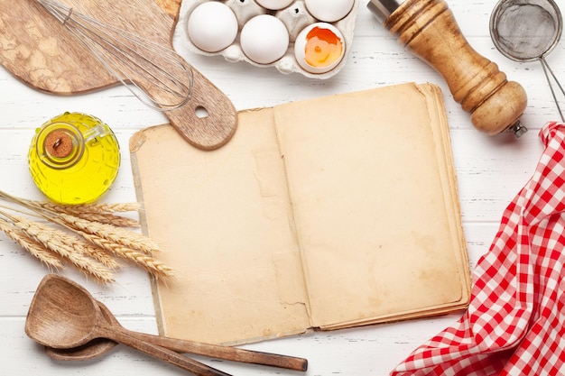 Książka kucharska i talerz